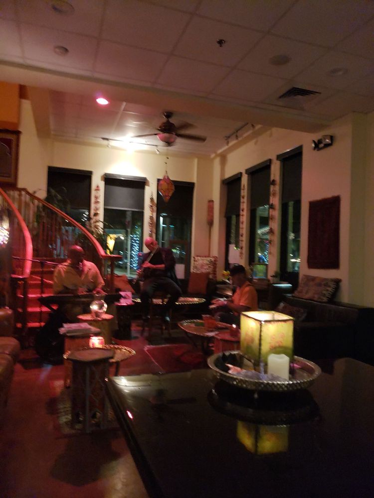 Evening atmosphere with live music and warm lounge lighting